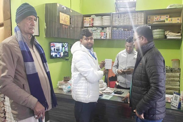 देवघर: सिंगल यूज प्लास्टिक के खिलाफ निगम का सख्त अभियान, कइयों पर जुर्माना व सामग्री जब्त