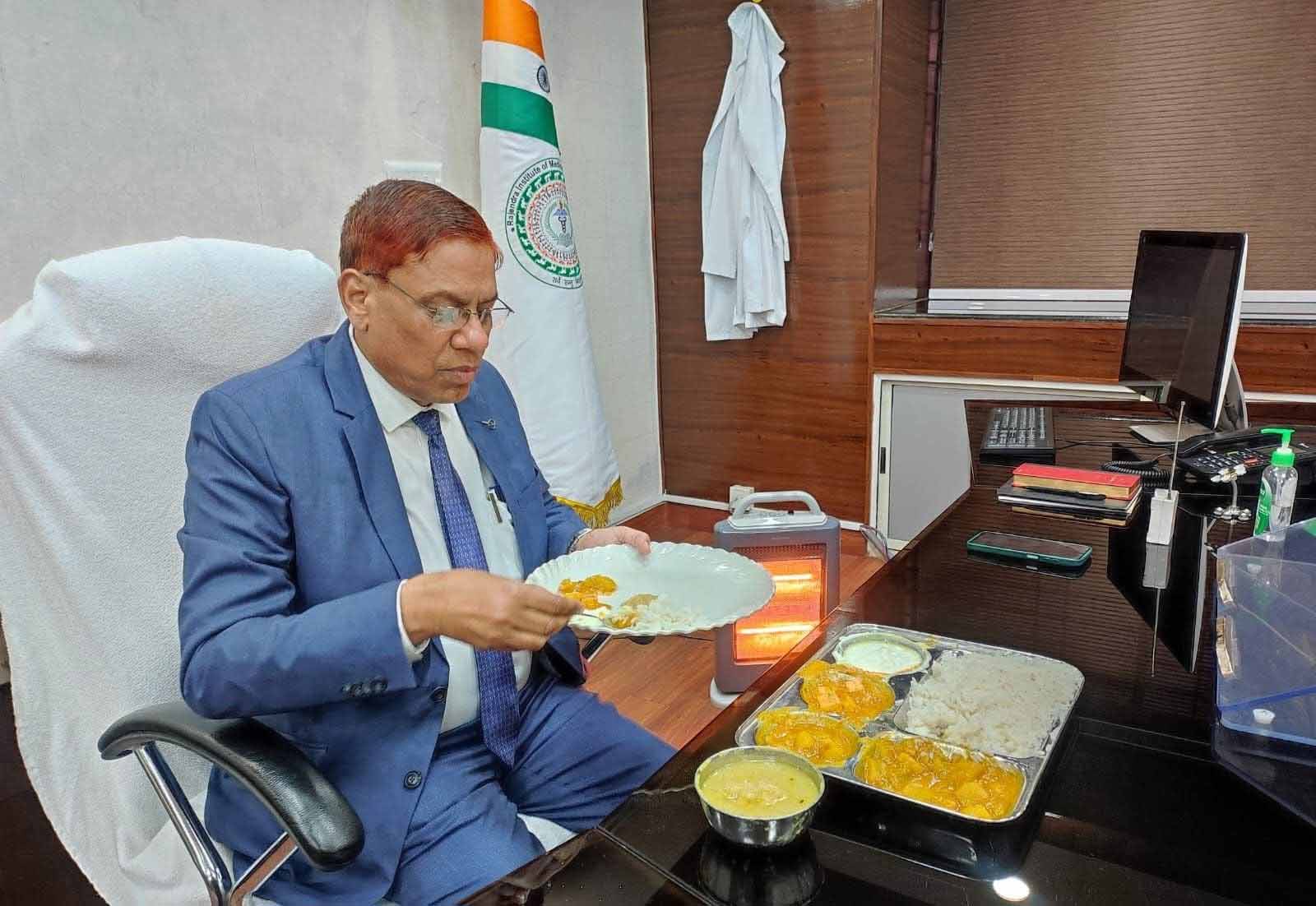 रिम्स में नई किचन एजेंसी के कार्यभार के बाद निदेशक ने किया भोजन गुणवत्ता का निरीक्षण