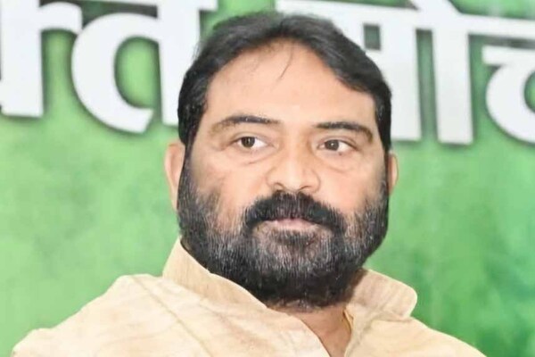 भाजपा का दोहरा चरित्र उजागर, PM की विदेश यात्रा पर चुप्पी और CM पर सवाल: विनोद