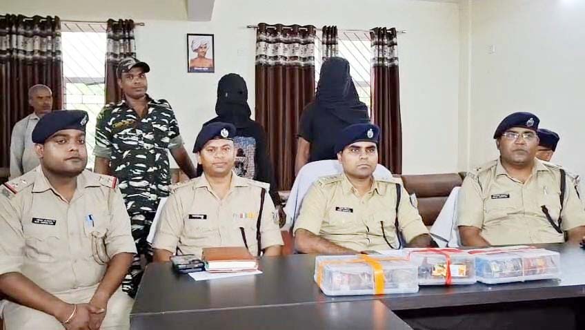 धनबाद : वासेपुर में रंगदारी न देने पर बमबारी, दो आरोपी गिरफ्तार, बारूद और बम भी बरामद