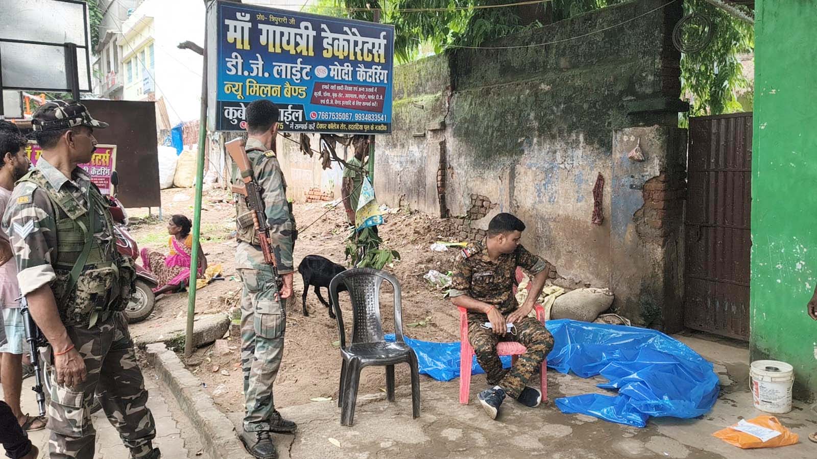 देवघर : हद हदिया पुल के पास जर्जर मकान से पुलिस ने शव बरामद किया