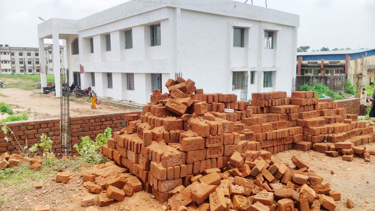 लातेहार : घटिया ईंट से औद्योगिक प्रशिक्षण संस्थान की चहारदीवारी का निर्माण कराने का आरोप