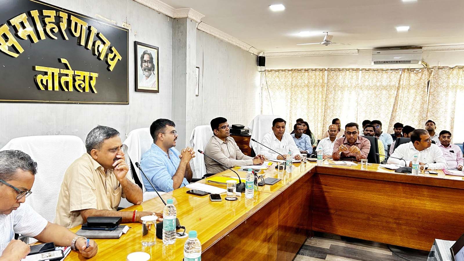 लातेहार : जिला समन्वय समिति की बैठक में हुई विभागीय योजनाओं की समीक्षा