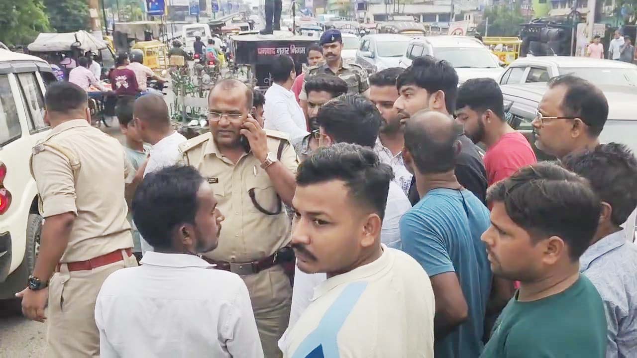 धनबाद में स्कूल बस ने दो युवकों को रौंदा, एक की हालत नाजुक, चालक हिरासत में