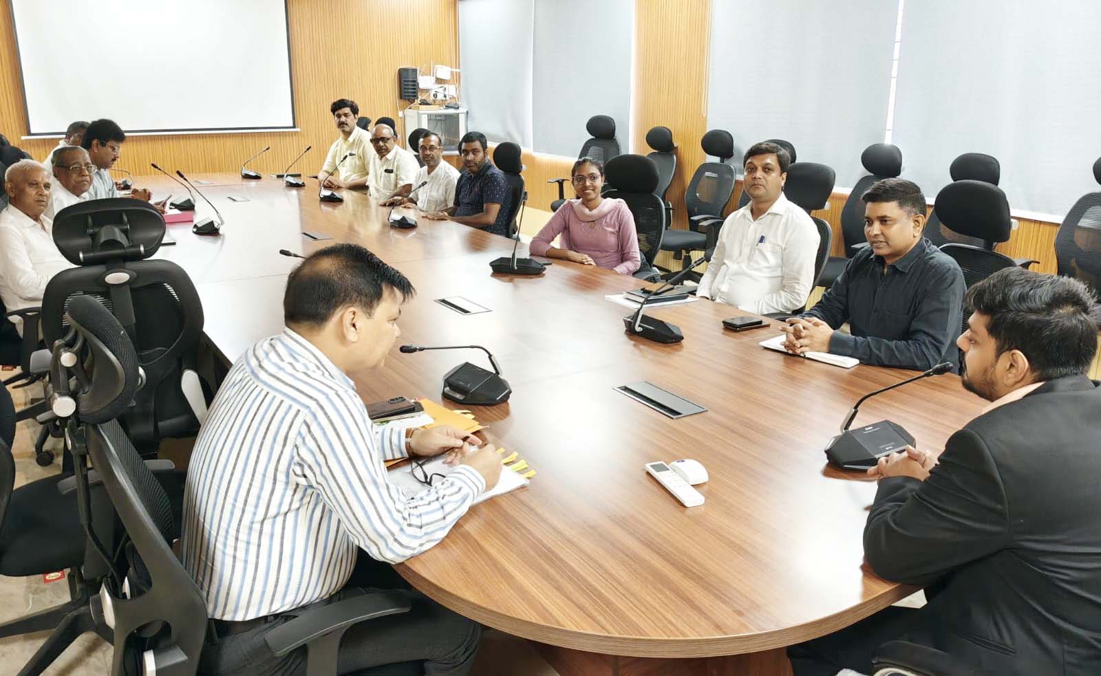 धनबाद : उपायुक्त ने गौशाला समिति के साथ की बैठक