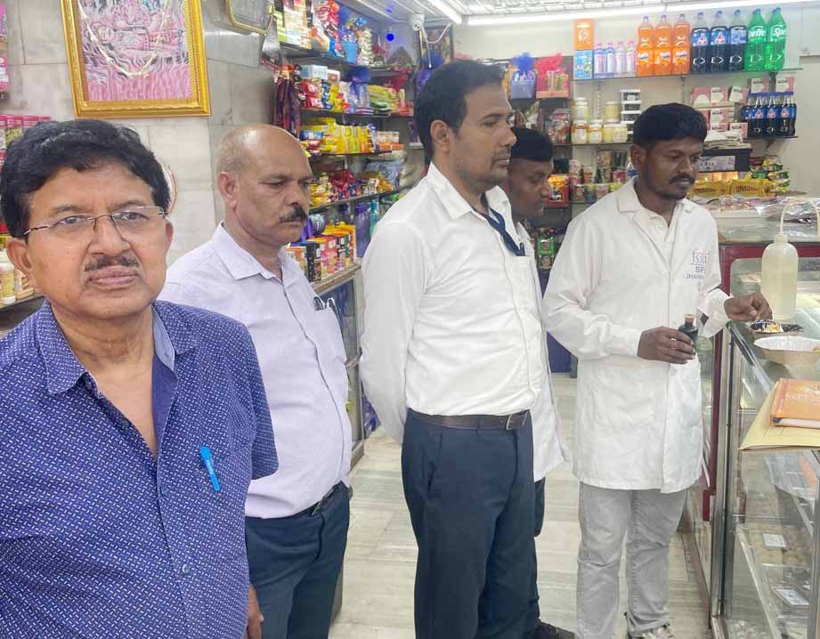 रांची में त्योहार को लेकर मिठाई दुकानों व रेस्टोरेंट का निरीक्षण