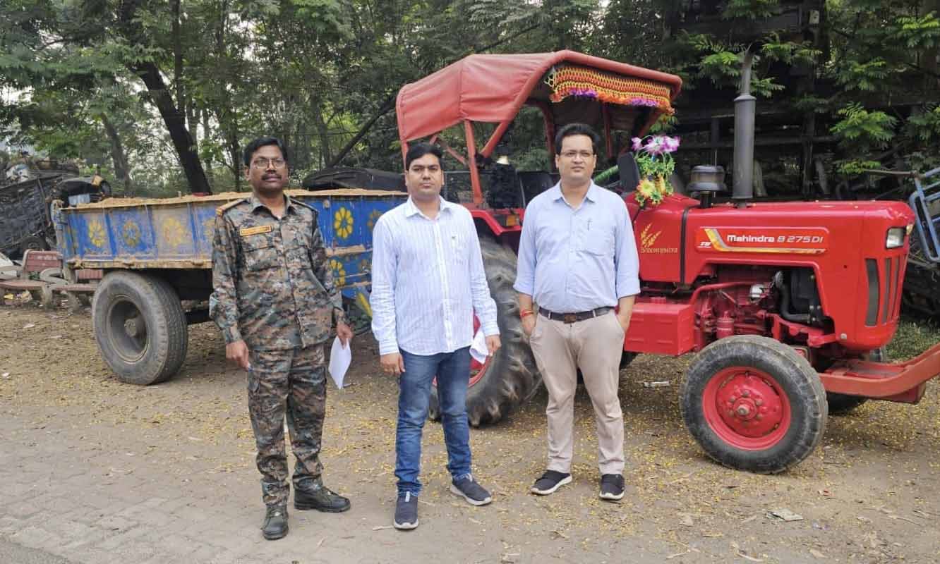 रामगढ़: अवैध खनन पर जिला प्रशासन की कार्रवाई, दो वाहन जब्त
