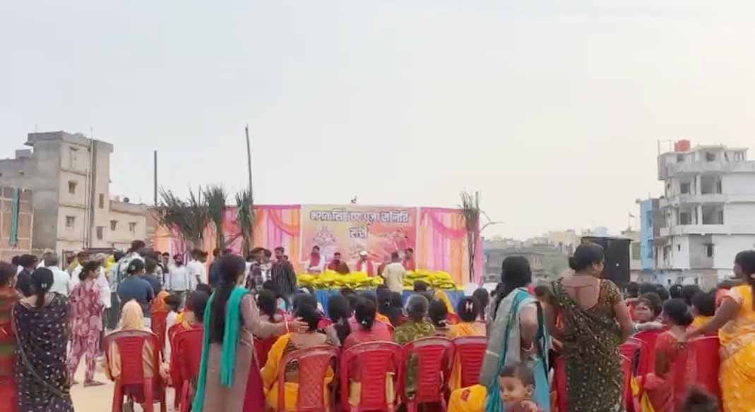 रांची : भगत सिंह छठ पूजा समिति ने 501 महिलाओं को साड़ी व पूजन सामग्री वितरित की