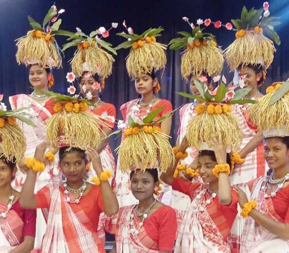 विमेंस कॉलेज में युवा महोत्सव में एक मंच पर दिखा सात राज्यों का लोकनृत्य