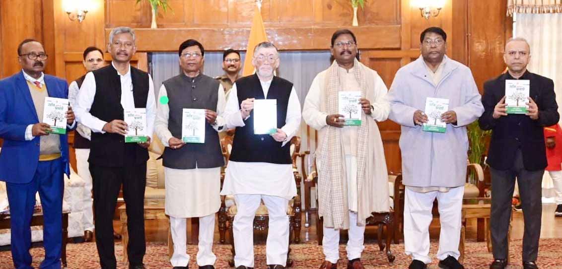 राज्यपाल ने किया ‘उरांव धर्म एवं प्रथाएं’ पुस्तक का लोकार्पण