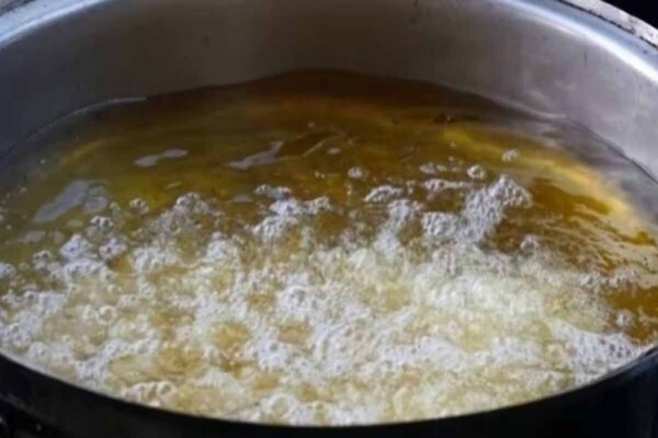 बेतिया : घरेलू विवाद में पिता ने बेटे पर डाला खौलता तेल, हालत नाजुक