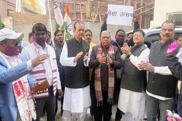 प्रदेश कांग्रेस मुख्यालय में मनाया गया पेसा उत्सव, मिठाई खिला किया खुशियों का इजहार