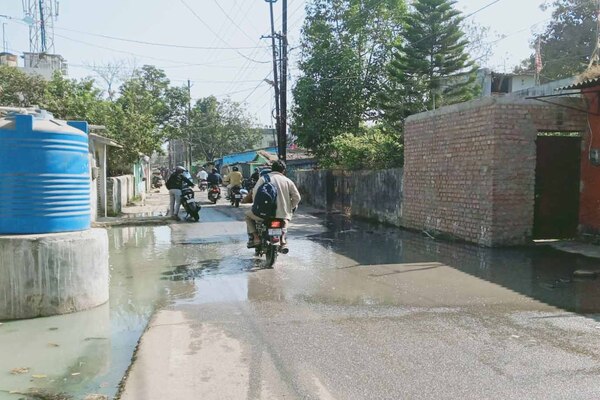 रांची : नाली का गंदा पानी सड़क पर, दुर्गंध से लोगों का रहना मुश्किल