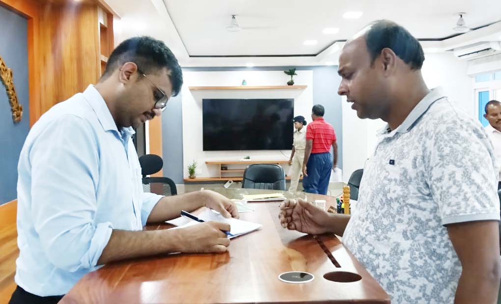 लातेहार : जन शिकायत निवारण में उपायुक्त ने सुनी ग्रामीणों की समस्याएं