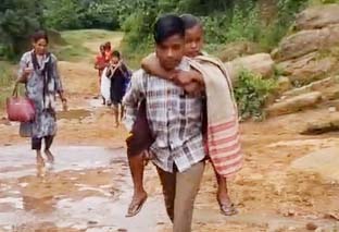 चैनपुर : जोबला पाठ में स्वास्थ्य सेवाओं की बदहाली, गर्भवती महिला को पीठ पर लादकर पहुंचाया अस्पताल