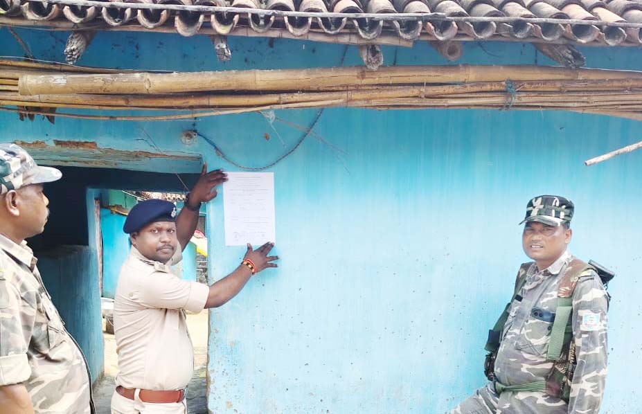 चाईबासा : माओवादी बुलबुल के घर पुलिस ने ढोल-नगाड़े के साथ चिपकाया इश्तेहार