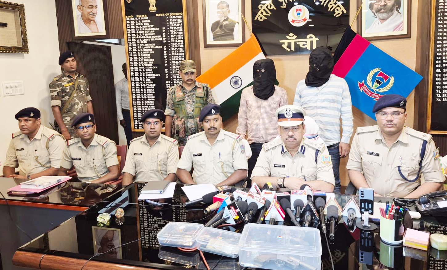 जमीन विवाद को लेकर साजिश, बाइक की डिक्की में हथियार रखकर युवक को फंसाया, दो गिरफ्तार