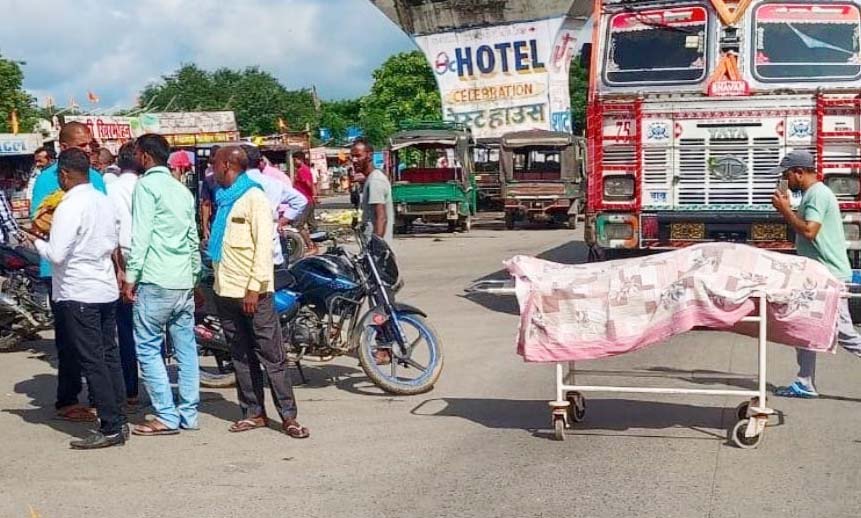 हजारीबाग : सड़क दुर्घटना में पिता-पुत्र की मौत, आक्रोशित लोगों ने किया रोड जाम
