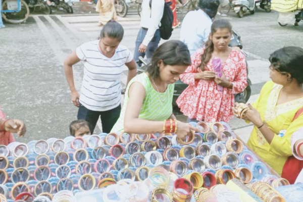 तीज बाजार में उमड़ी महिलाओं की भीड़, सुहागिन सामग्रियों व चूड़ियों की रही धूम