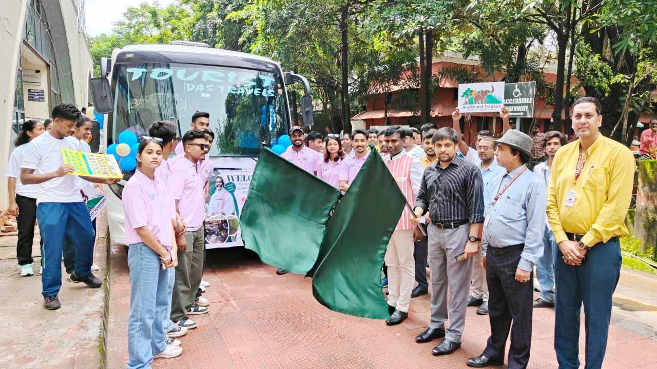 पर्यटन बस रांची से पाली गांव रवाना, डीसी ने दिखाई हरी झंडी