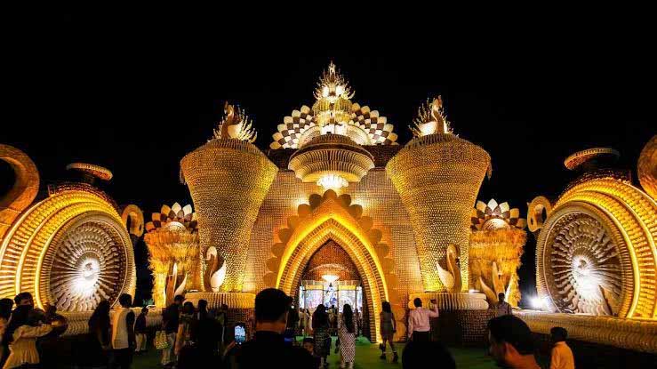 रांची : मयूर भवन राजस्थान की थीम पर बन रहा सुभाष चौक में दुर्गा पूजा पंडाल