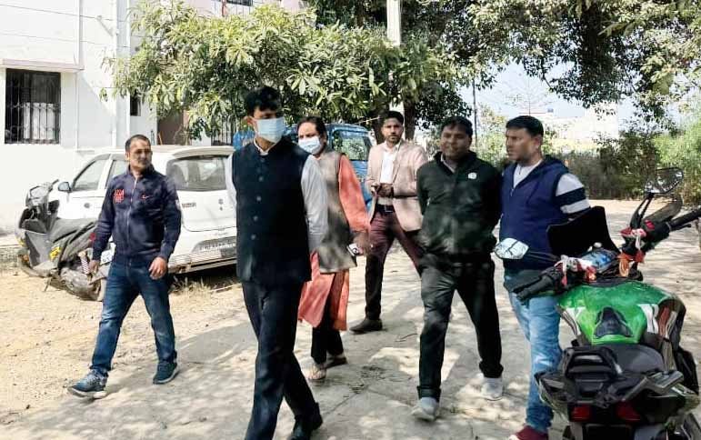 बनहोरा में बने PMAY फ्लैट्स का प्रशासक ने किया निरीक्षण