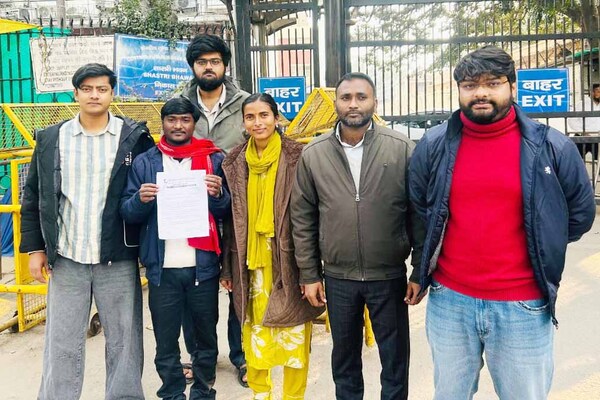 झारखंड में लंबित छात्रवृत्ति को लेकर आइशा ने मंत्री रामदास अठावले को सौंपा ज्ञापन