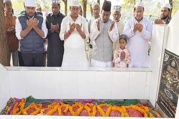 मां की कब्र पर भावुक हुए इरफान, सेवा व ईमानदारी के संकल्प को बताया सच्ची श्रद्धांजलि