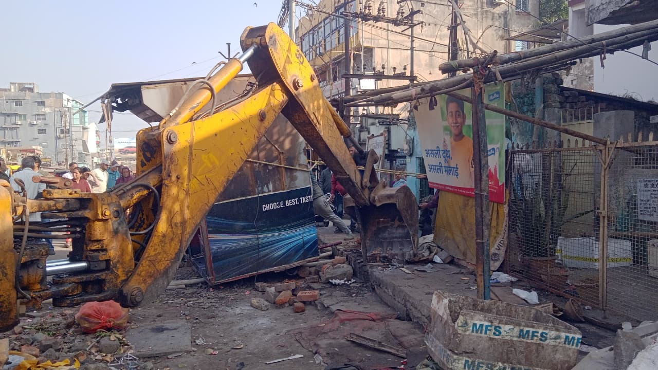 नगर निगम ने कांटाटोली चौक से हटाया अतिक्रमण, अवैध बैनर-पोस्टर पर लगाया जुर्माना