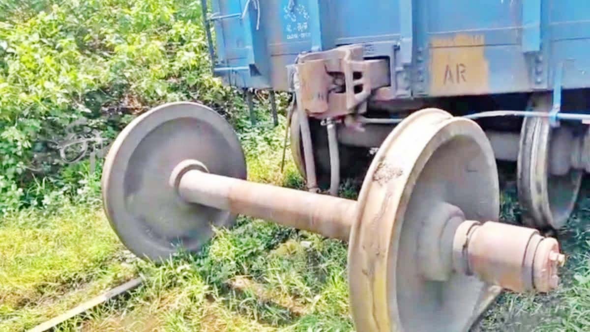 गिरिडीह : कोयला लोड कर जा रही मालगाड़ी के वैगन का खुला चक्का, कोई नुकसान नहीं