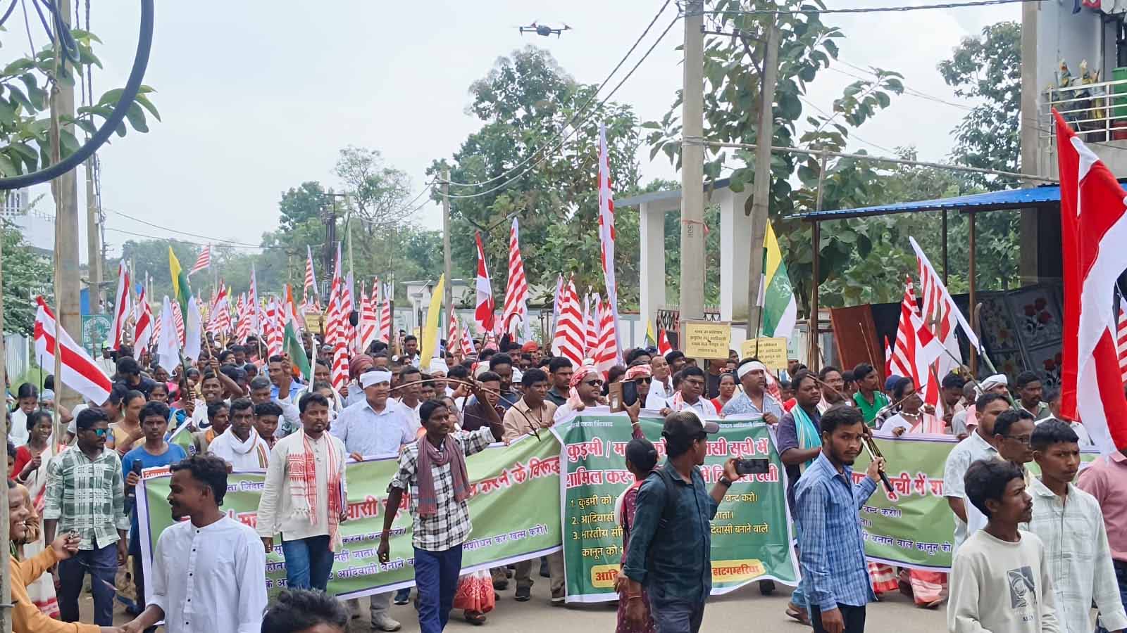 चाईबासा : कुड़मी की आदिवासी मांग के विरोध में विशाल रैली निकाली गई