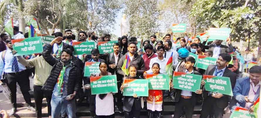 छात्रवृत्ति भुगतान में देरी पर भड़के छात्र, कटोरा लेकर ‘शिक्षा के लिए भिक्षा’ मांगते हुए निकले सड़क पर