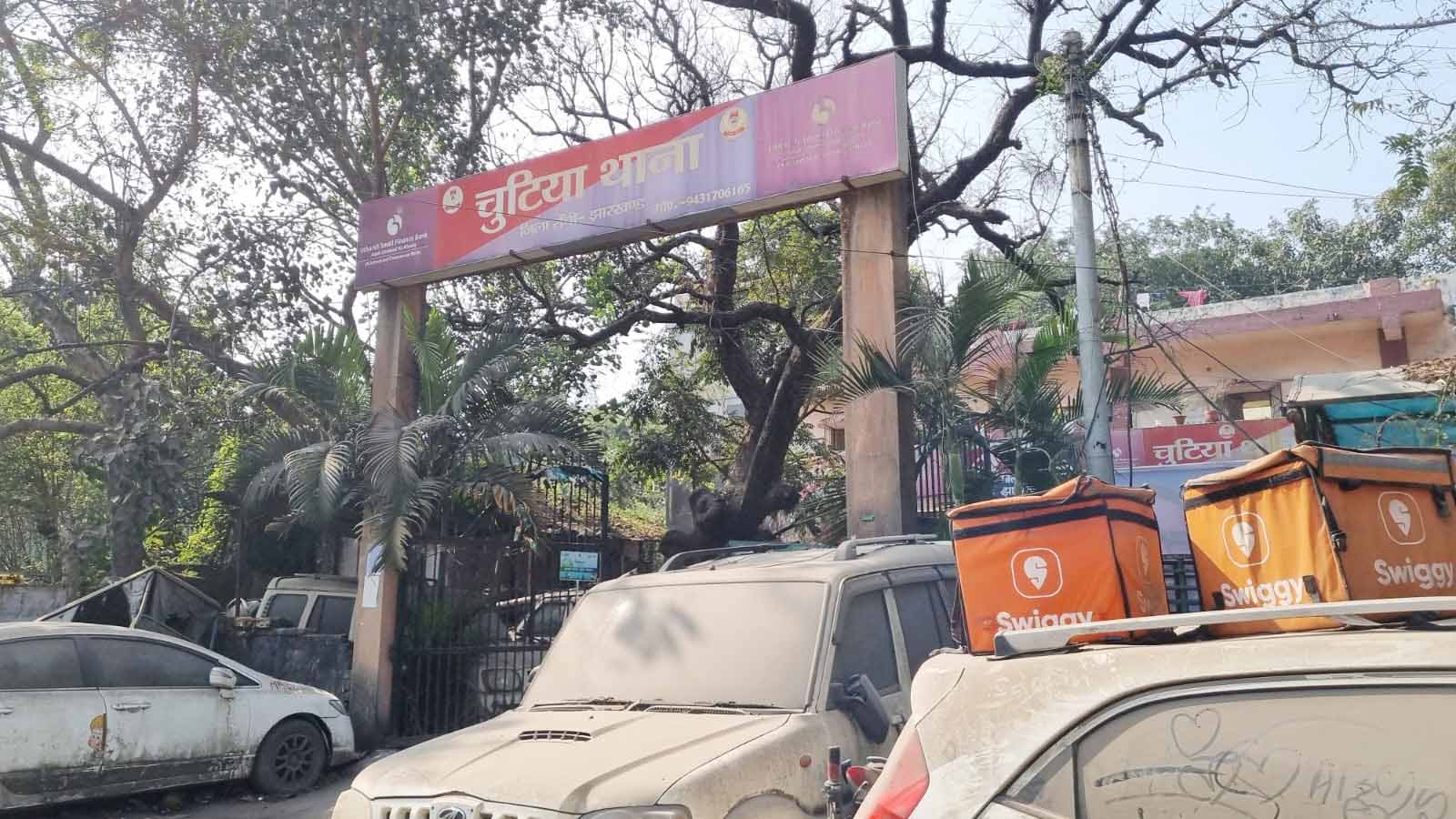 चुटिया थाना के बाहर खड़ी जब्त गाड़ियां बनी जाम का कारण