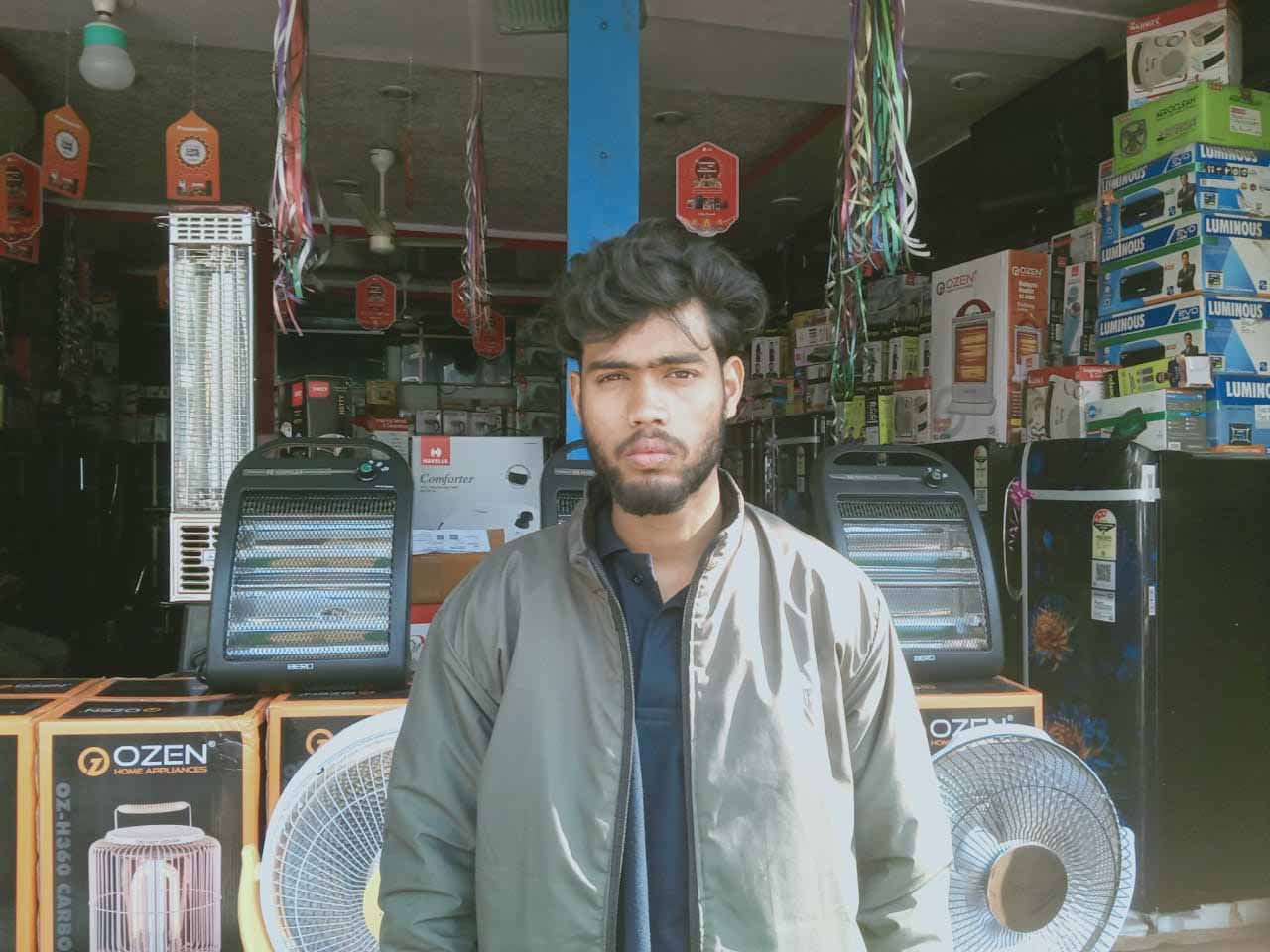 ठंड बढ़ते ही बाजार में रूम हीटर व गर्म कपड़ों की बढ़ी मांग