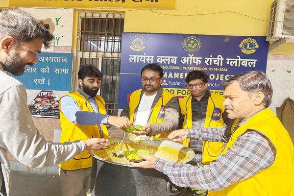 लायंस क्लब ऑफ रांची ग्लोबल ने सदर अस्पताल में बांटी खिचड़ी