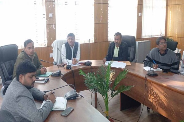 रामगढ़: जल जीवन मिशन व स्वच्छ भारत मिशन के कार्यों की डीडीसी ने की समीक्षा