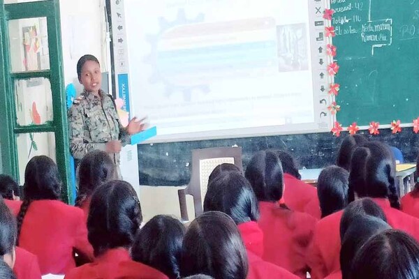 लातेहार: पुलिस ने छात्राओं को किया जागरूक, कानूनों व अधिकारों के बारे में दी जानकारी