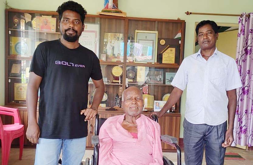 रांची प्रशासन का सराहनीय कदम– पद्मश्री सिमोन उरांव को मिला ट्राइसाइकिल