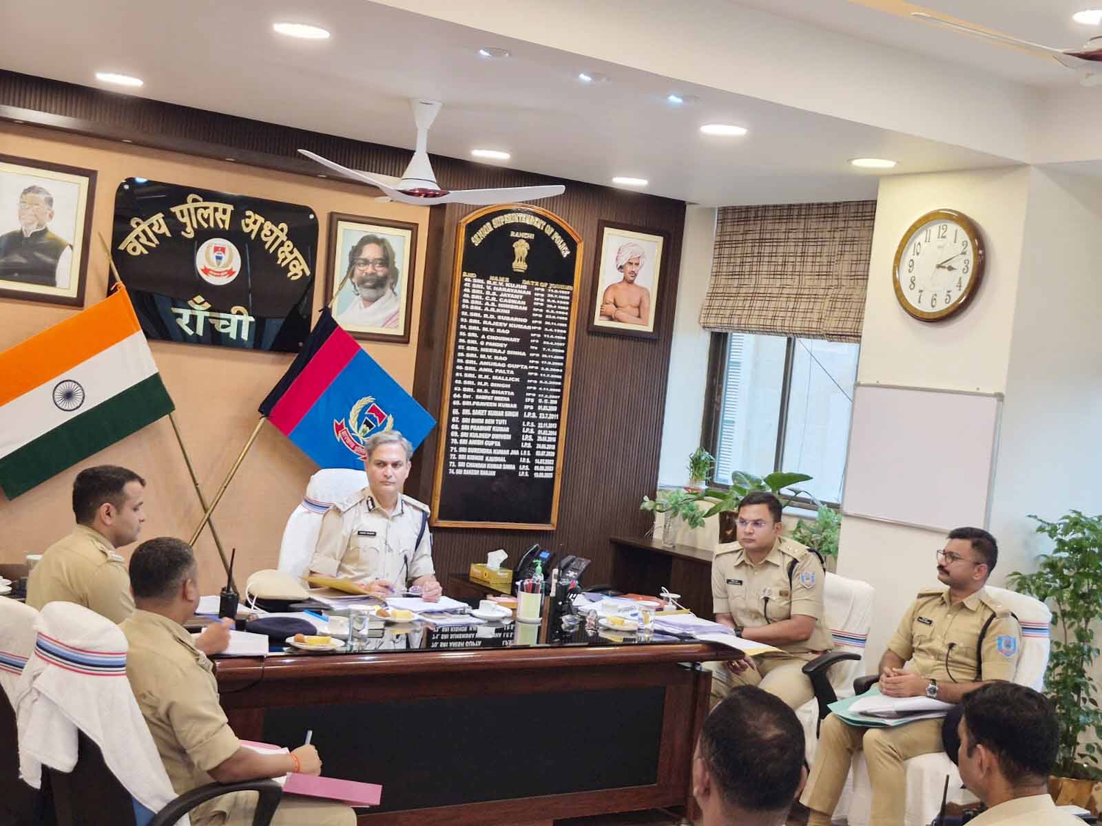 रांची : दुर्गा पूजा को लेकर पांच हजार जवान तैनात, जोनल IG ने की समीक्षा बैठक