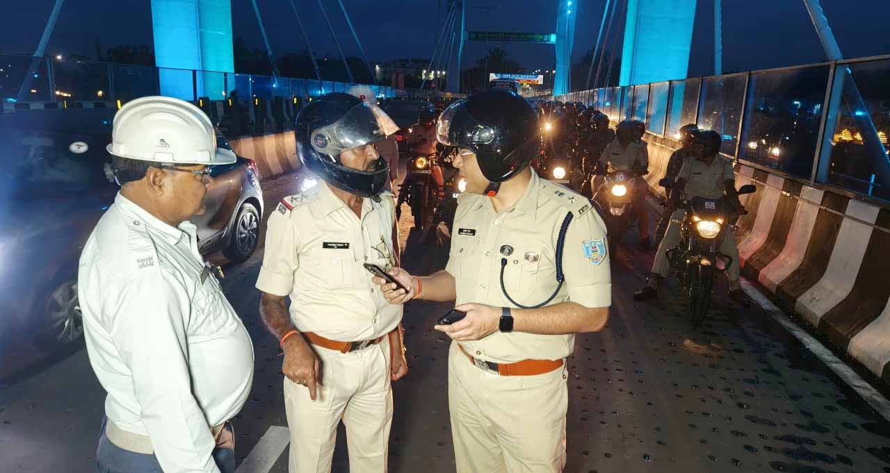 बाइक पर निकले रांची SSP राकेश रंजन, दुर्गा पूजा की विधि-व्यवस्था का लिया जायजा