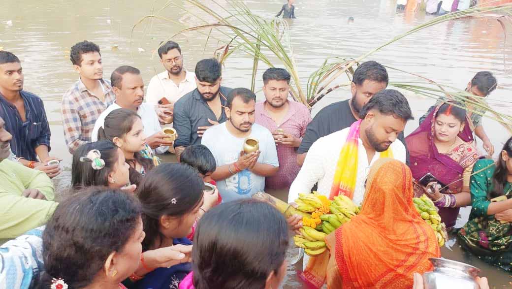 चाईबासा : उगते सूर्य को अर्घ्य देने के साथ लोक आस्था का महापर्व छठ संपन्न