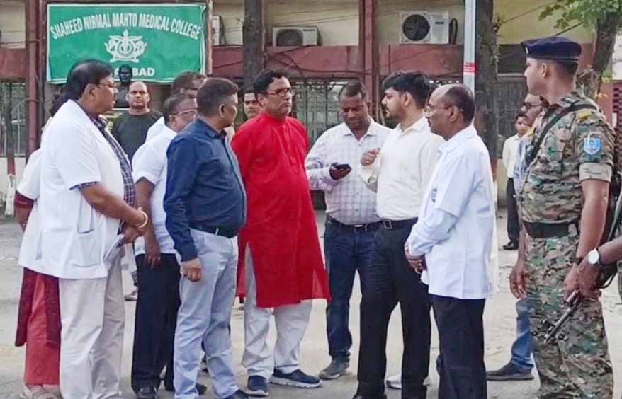 चाईबासा हादसे के बाद धनबाद प्रशासन अलर्ट, DC ने SNMMCH ब्लड सेंटर का किया निरीक्षण