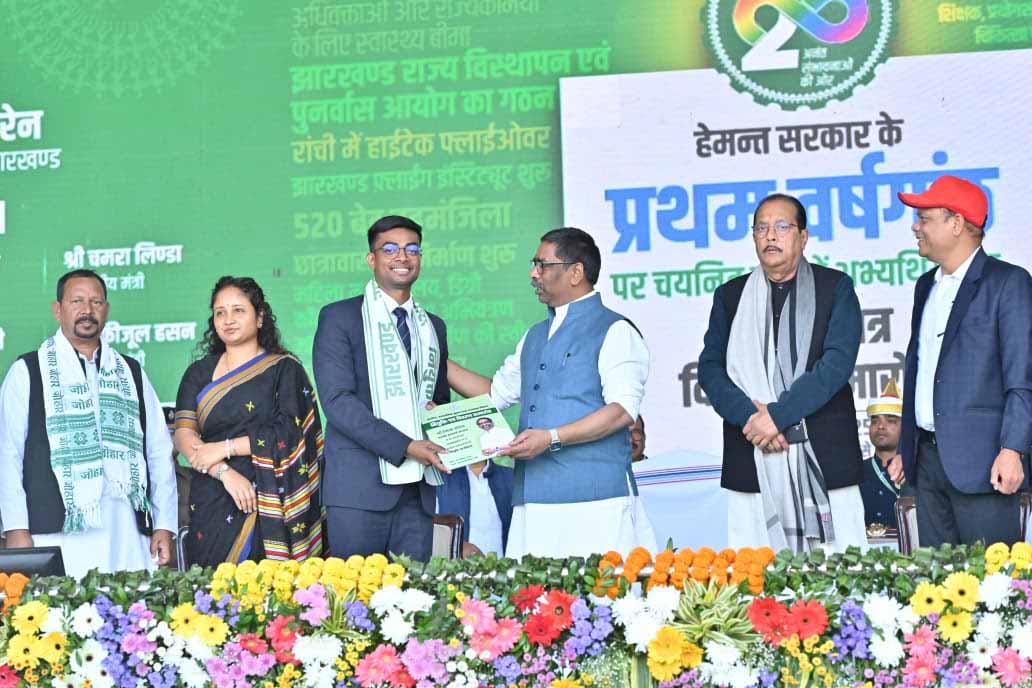 CM ने 8792 अभ्यर्थियों को सौंपा नियुक्ति पत्र, कहा- राज्य को अपने हाथों से सजाना व संवारना है