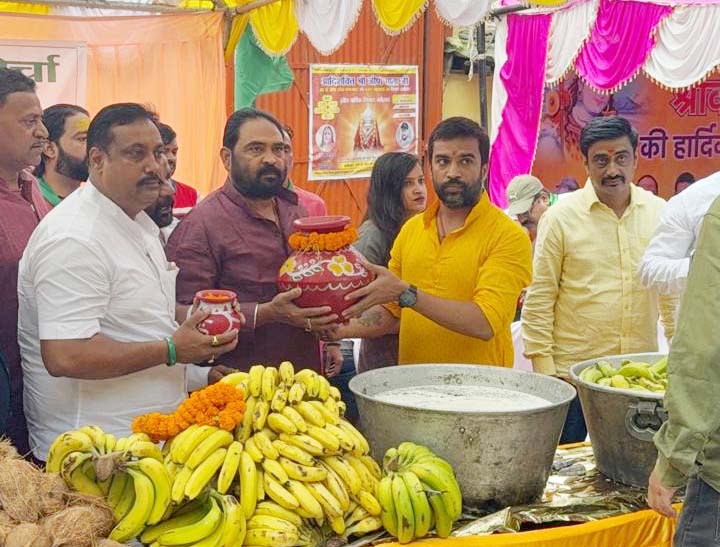 झामुमो रांची जिला समिति के कार्यकर्ताओं ने भक्तों के बीच बांटे 501 लीटर दूध और 501 नारियल