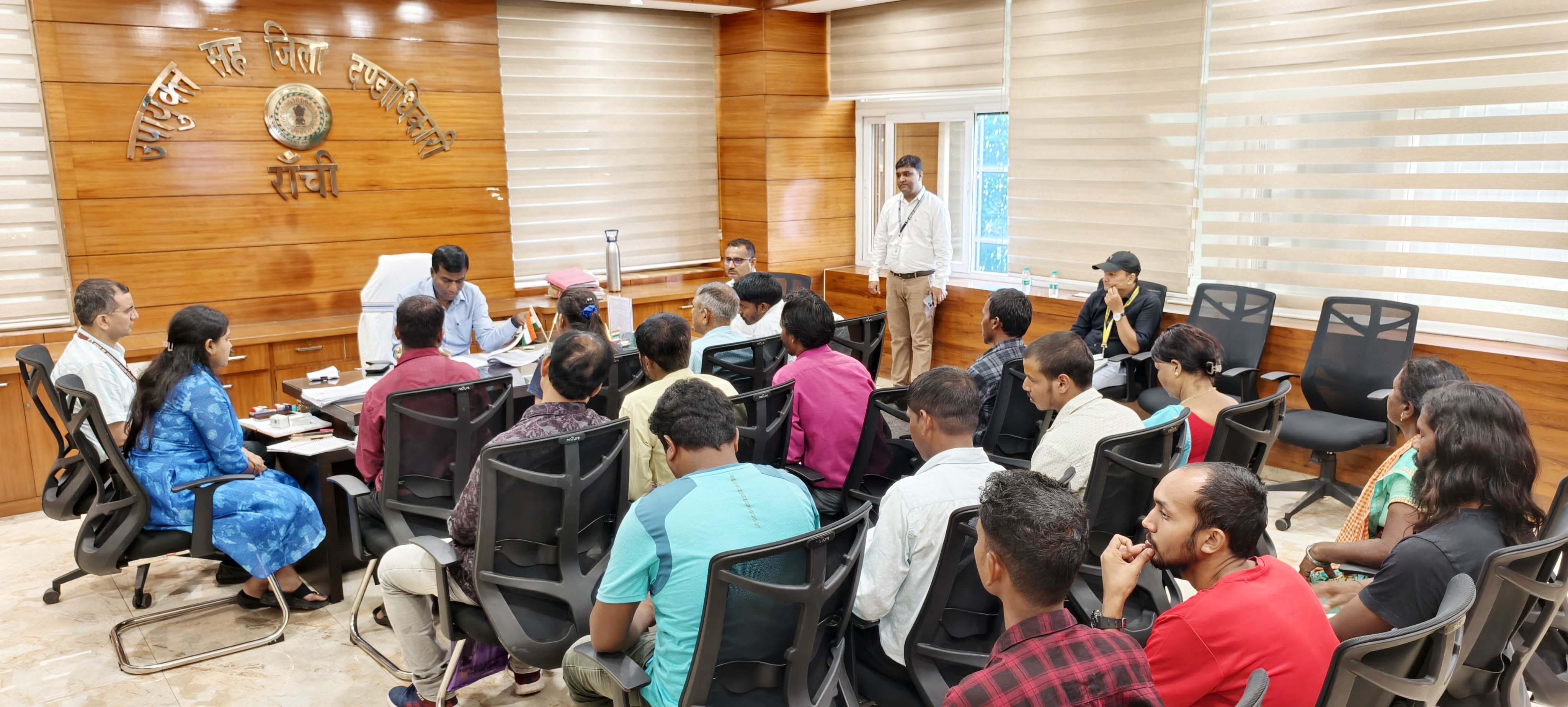 जनता दरबार में सख्त हुए डीसी, लापरवाह अफसरों को भेजा शो-कॉज नोटिस