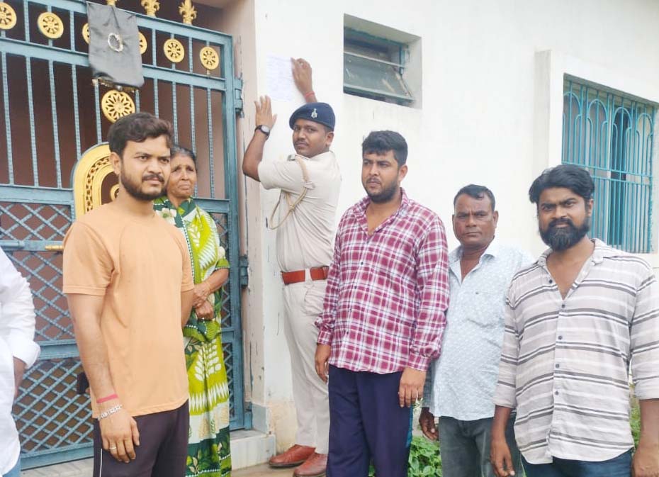 जादूगोड़ा : दो महिलाओं की हत्या मामले में फरार आरोपी के घर थाना प्रभारी ने चिपकाया इश्तेहार