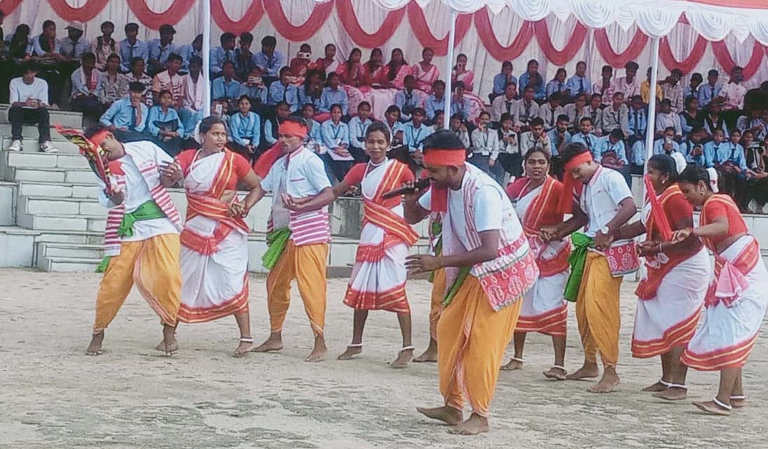 रांची : करम पूर्व संध्या पर गीत-नृत्य से गूंजा DSPMU परिसर