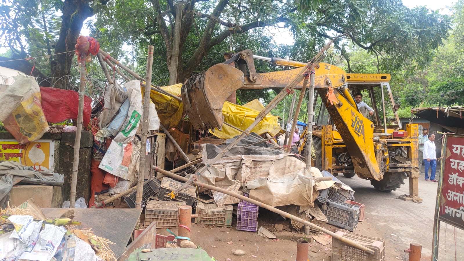 नगर निगम का एक्शन: अतिक्रमण हटाया, अवैध होर्डिंग्स गिरे व रेस्टोरेंट सील