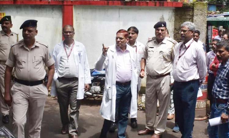रिम्स निदेशक ने अस्पताल परिसर का किया निरीक्षण, दिए सुधार के निर्देश