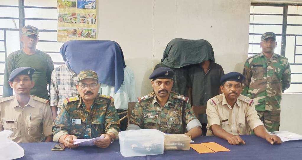 चाईबासा: पीएलएफआई उग्रवादी संगठन के चार सदस्य गिरफ्तार, हथियार बरामद